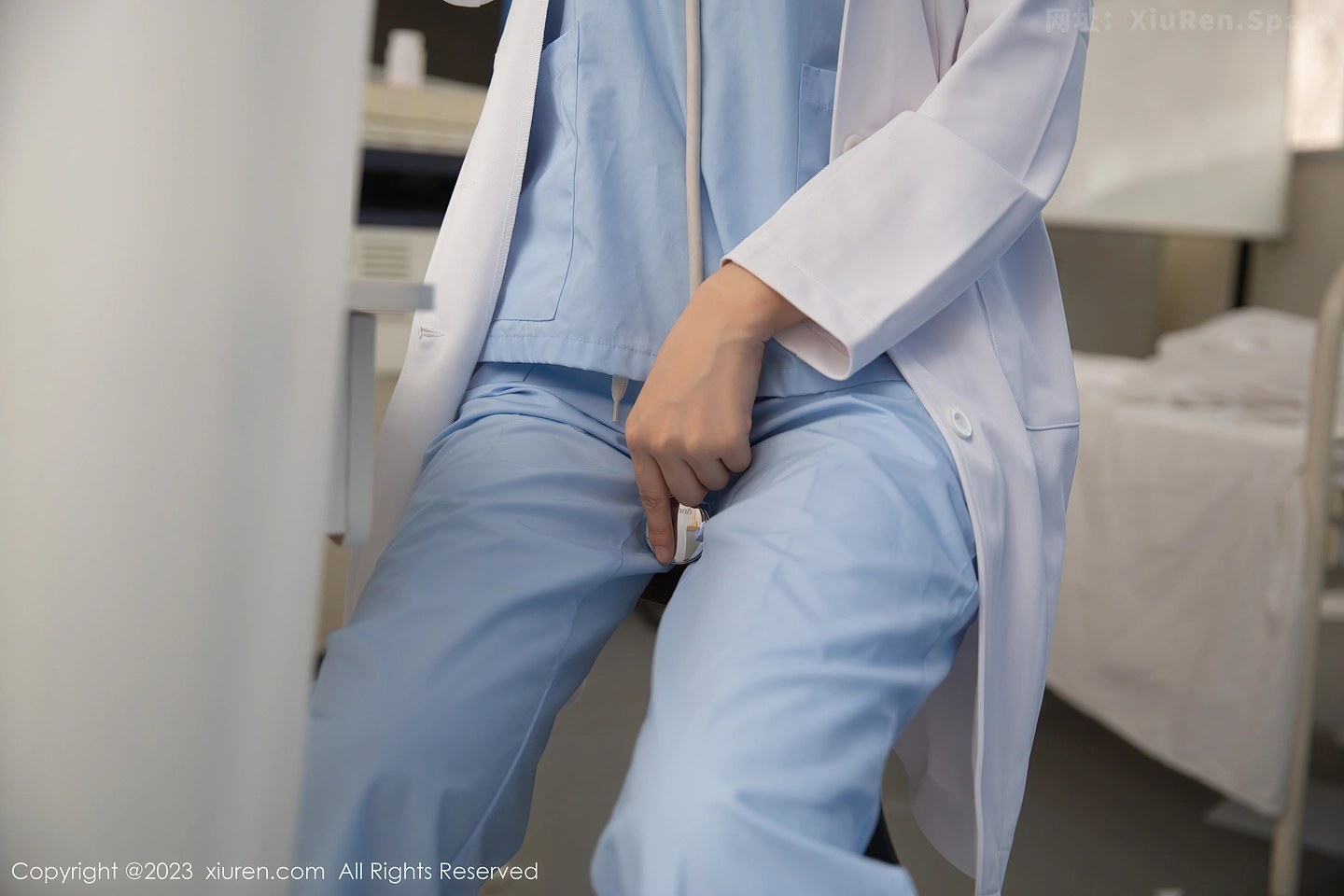 图片[6]-[XiuRen秀人网]2023.06.02 VOL.6849 绮里嘉ula 性感女护士制服与灰色蕾丝内衣加肉丝美腿私房写真集-秀人网官方网站